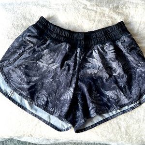 Lululemon patterned short size 8 4 inch inseam
